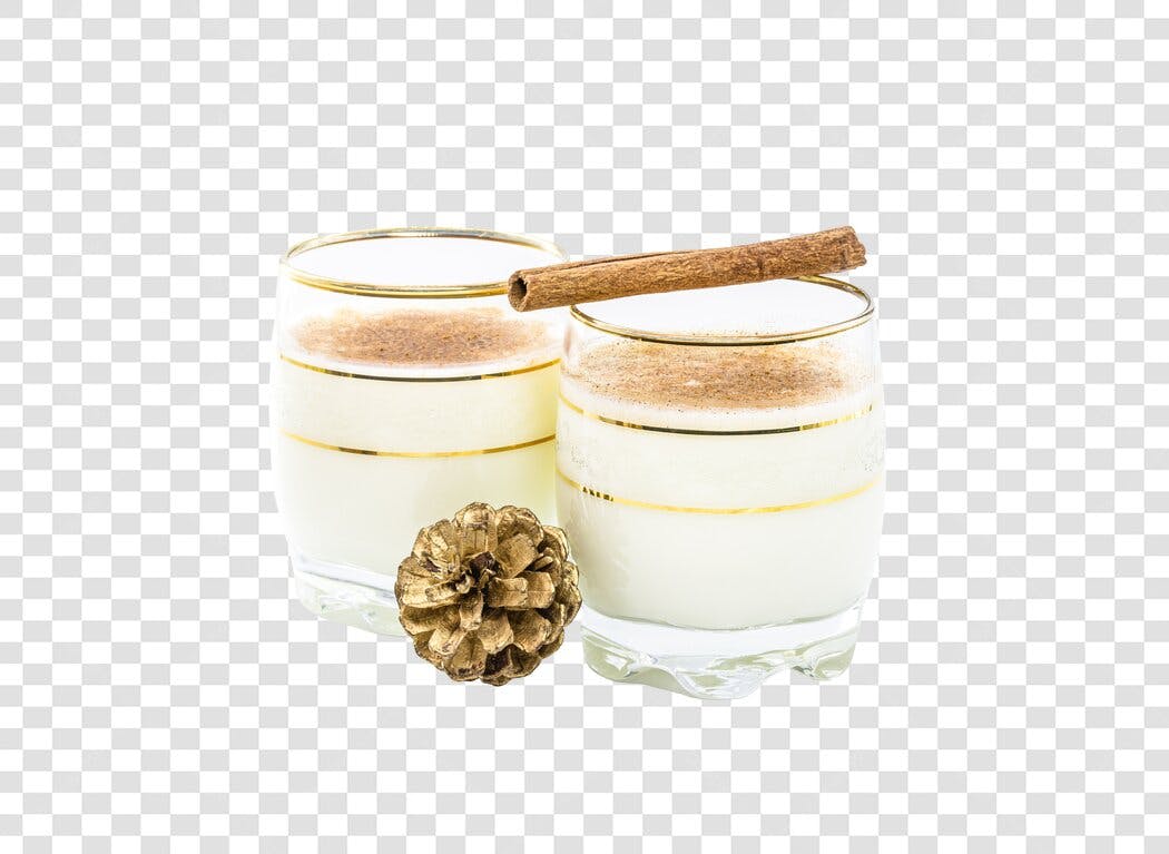 Drink Festivo de Natal Eggnog com Canela e Pinha Dourada PNG com fundo transparente