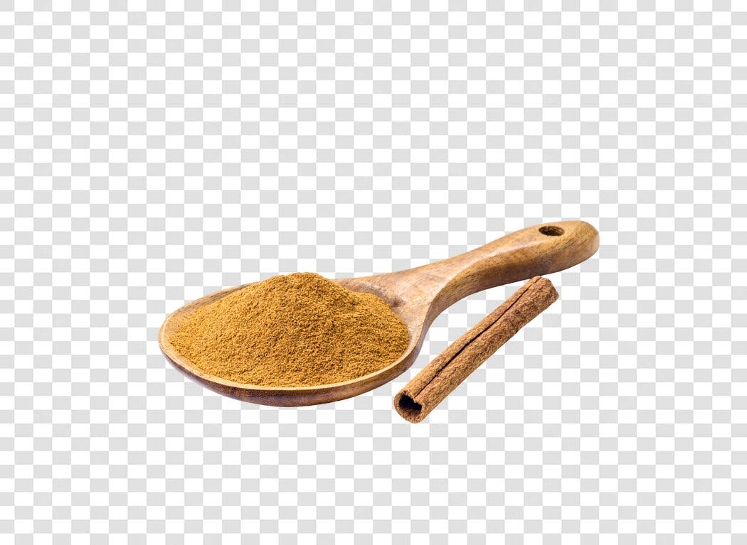 Colher de pau com canela em pó e pau de canela PNG com fundo transparente
