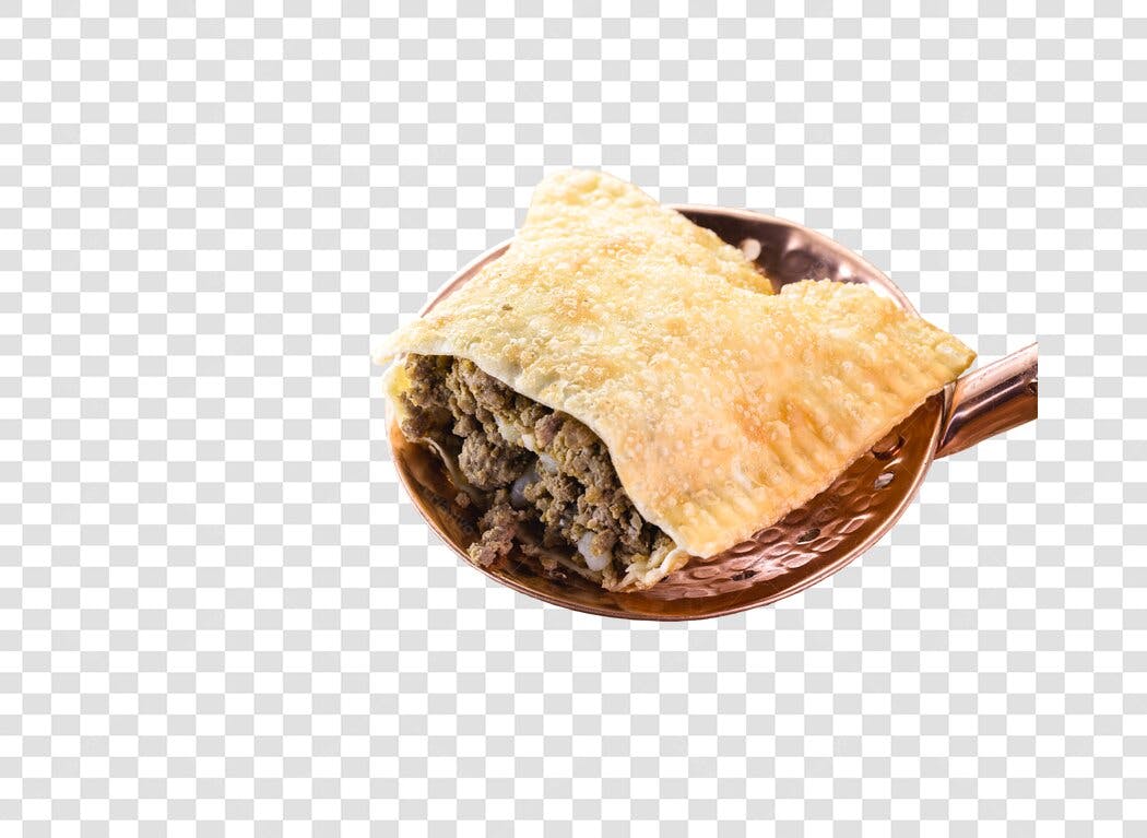 Pastel Frito de Carne em Escumadeira Cobre PNG com fundo transparente