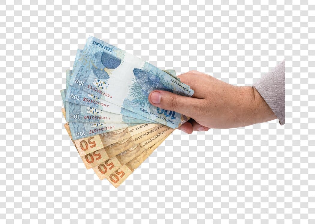 Imagem de Mão parda segurando dinheiro Reais notas azuis e laranjas PNG com fundo transparente
