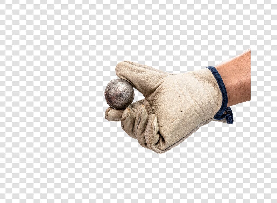 Mão com luva de trabalho bege segurando esfera de metal cinza PNG com fundo transparente