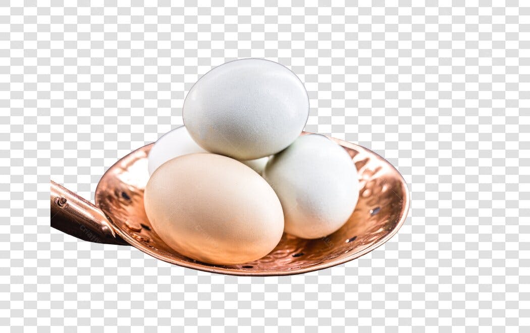 Imagem Ovos de galinha brancos e marrons em concha cobre PNG com fundo transparente