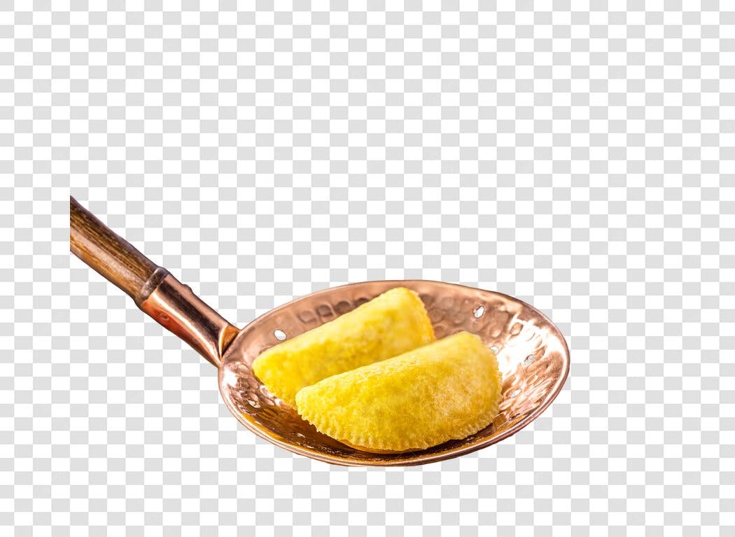 Imagem de Salgados Fritos Amarelos em Colher de Cobre PNG com fundo transparente