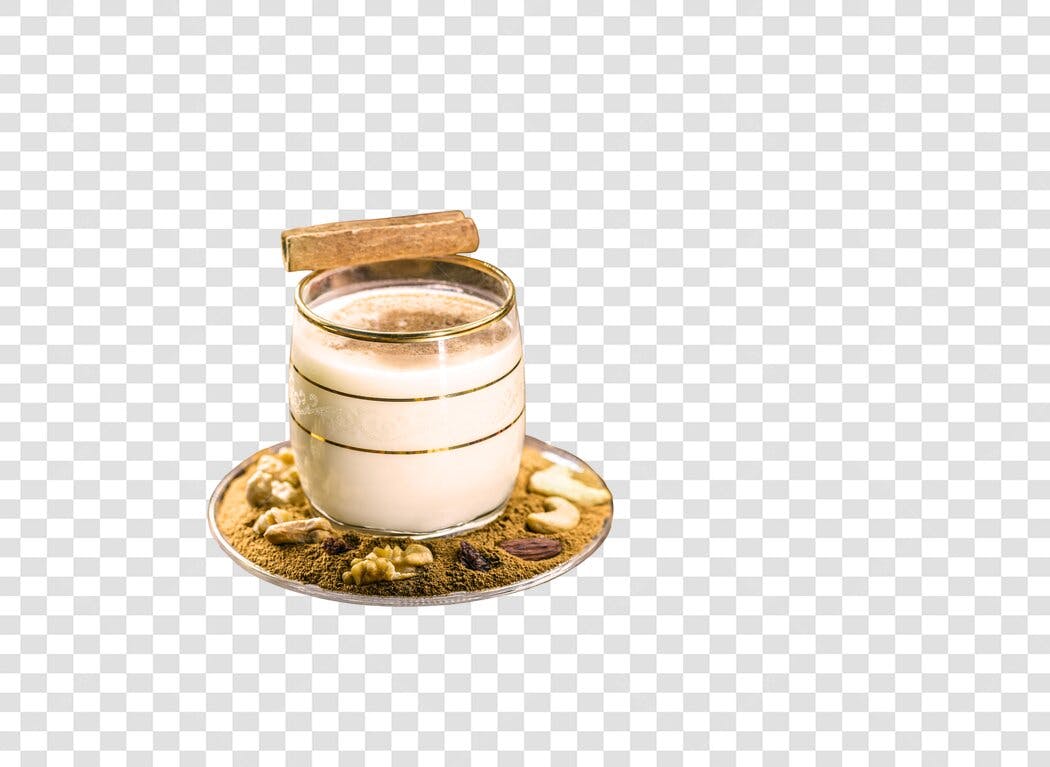 Bebida cremosa festiva de Natal com canela e nozes PNG com fundo transparente