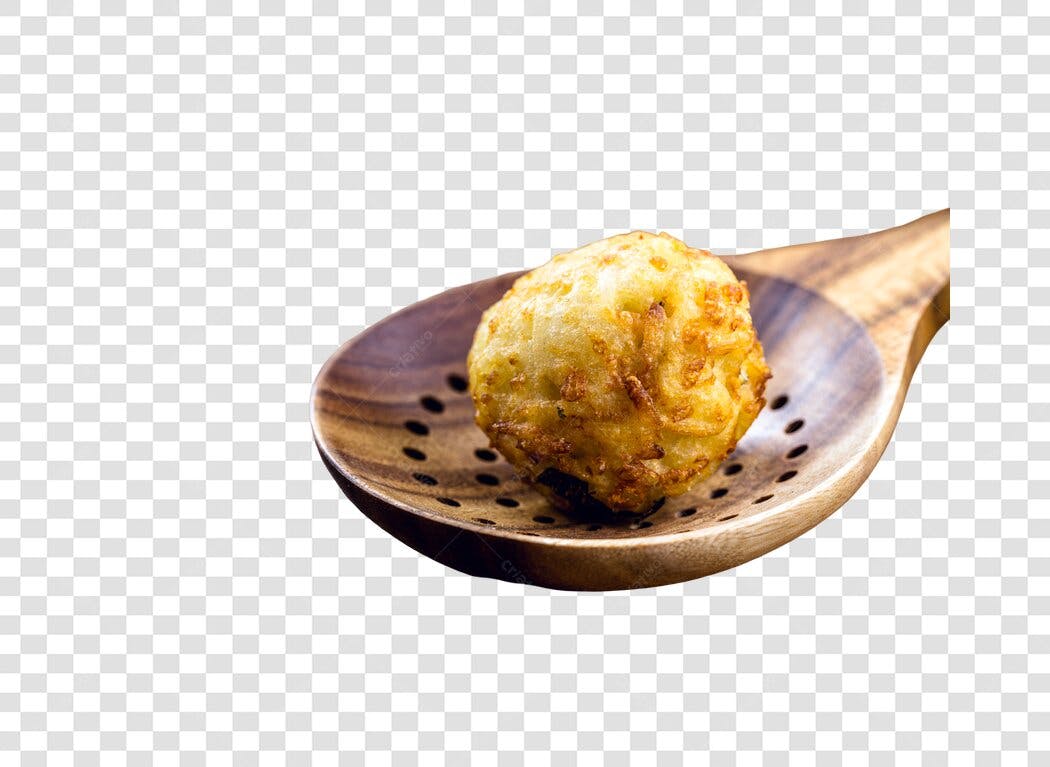 Snack frito dourado em colher de pau PNG com fundo transparente