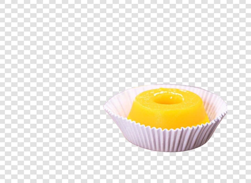 Elemento de Doce Quindim Amarelo em Forminha Branca PNG com fundo transparente