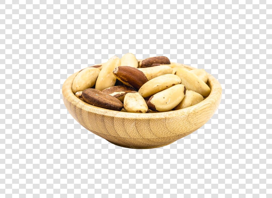 Alimento Castanhas do Pará em tigela de madeira PNG com fundo transparente