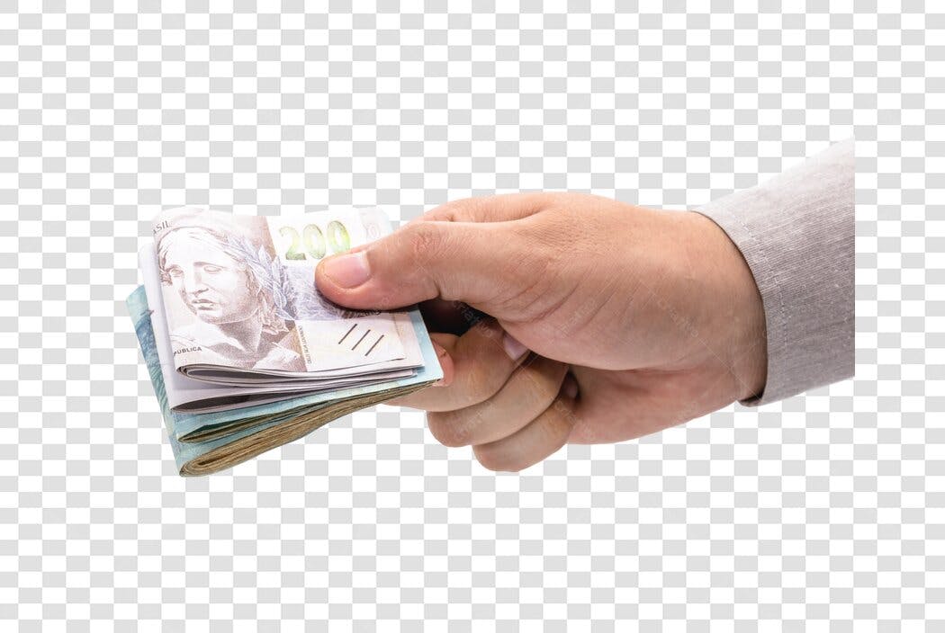 Mão de pessoa com pele clara segurando notas de Reais brasileiros para pagamento PNG com fundo transparente