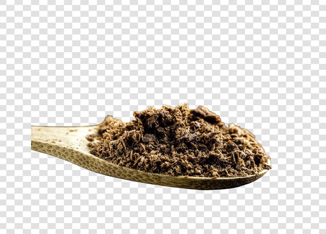 Ingrediente para receita chocolate ralado em colher de madeira PNG com fundo transparente