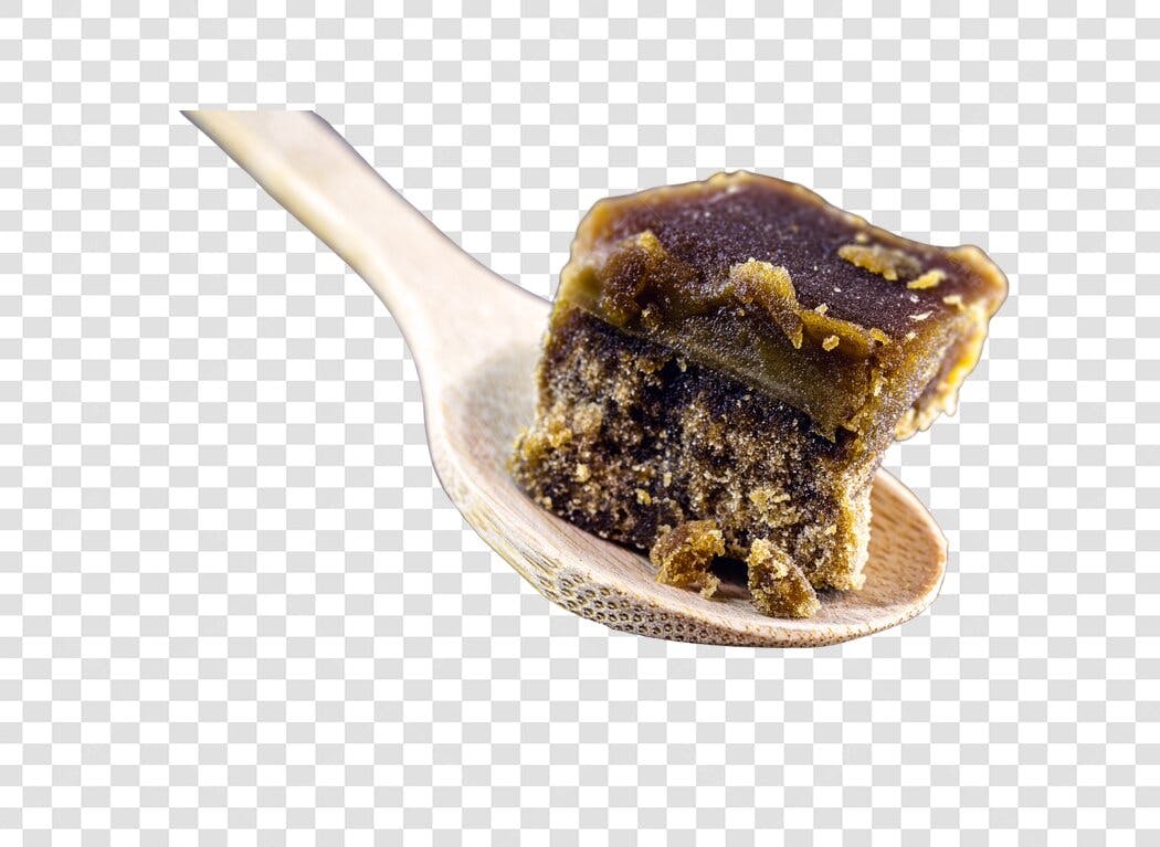 Doce de açúcar mascavo em colher de madeira PNG com fundo transparente