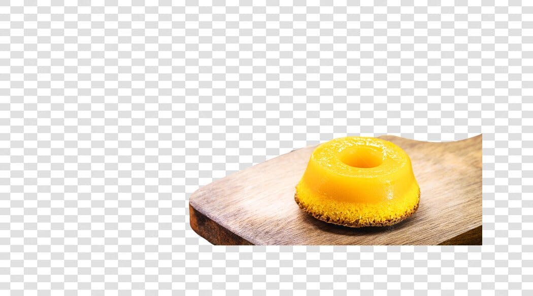 Doce Quindim Amarelo Típico Brasileiro em Tábua de Madeira PNG com fundo transparente