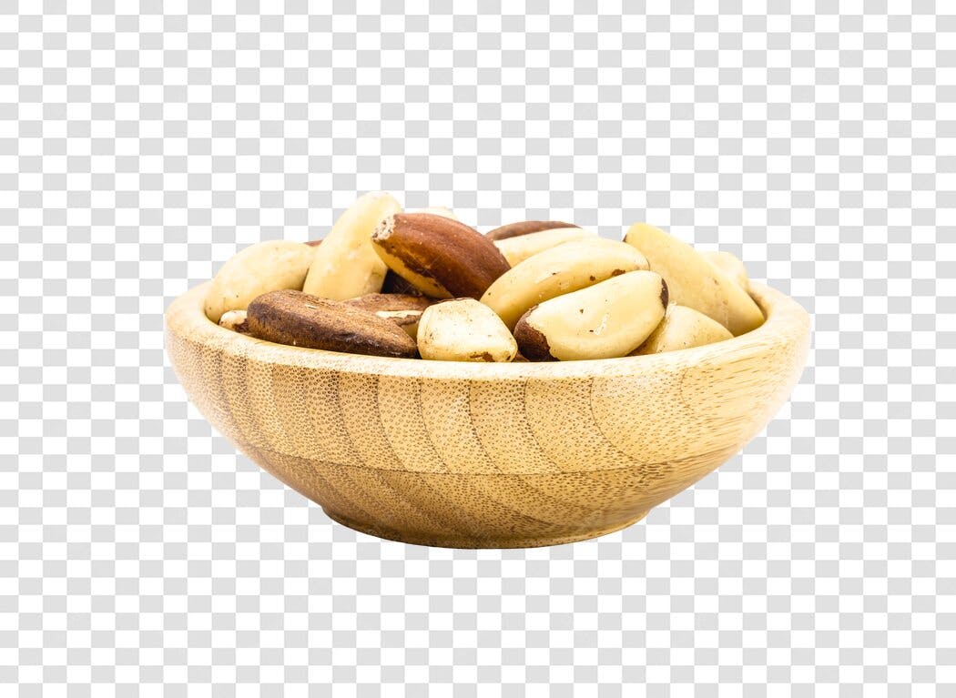 Alimento Castanhas do Pará em tigela de madeira PNG com fundo transparente