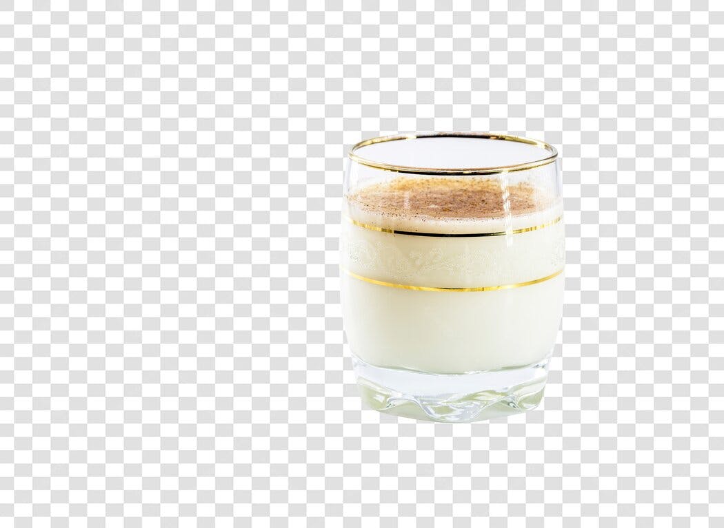 Copo de Eggnog Cremoso com Canela e Detalhes Dourados PNG com fundo transparente