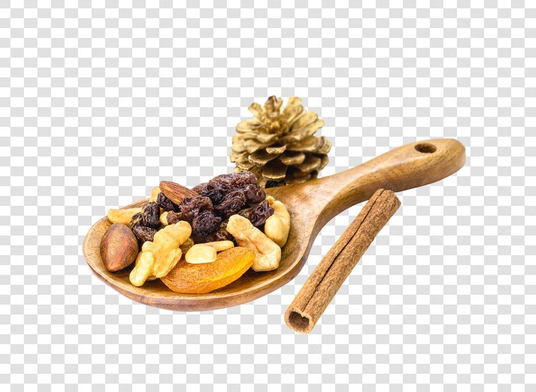 Ingredientes Naturais Mix de Castanhas Frutas Secas e Pinha PNG com fundo transparente