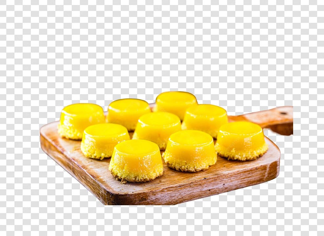 Doce Quindins amarelos sobre tábua de madeira PNG com fundo transparente