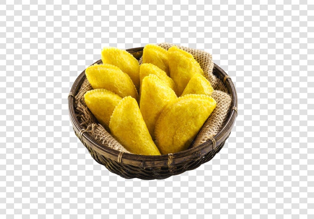 Comida Empanadas amarelas em cesta rústica PNG com fundo transparente