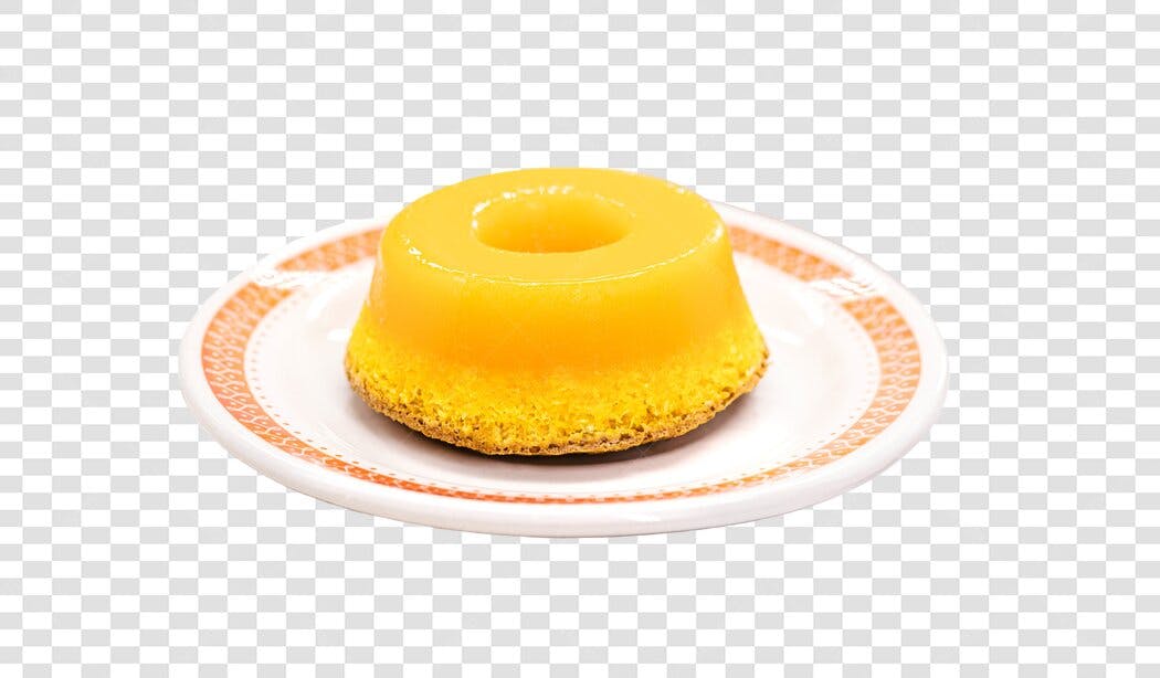 Doce Quindim Brasileiro Tradicional Amarelo Laranja em Prato PNG com fundo transparente