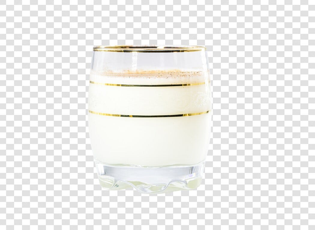 Copo de Eggnog Cremoso Dourado PNG com fundo transparente