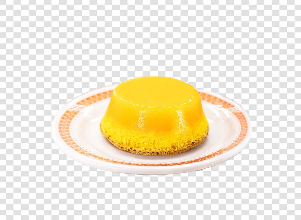 Pudim de ovos tradicional em prato branco PNG com fundo transparente