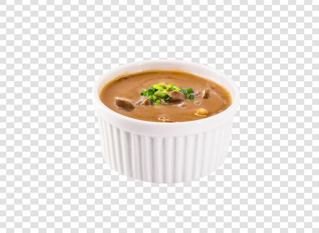 Sopa cremosa em tigela branca com pedaços de carne e cebolinha PNG com fundo transparente