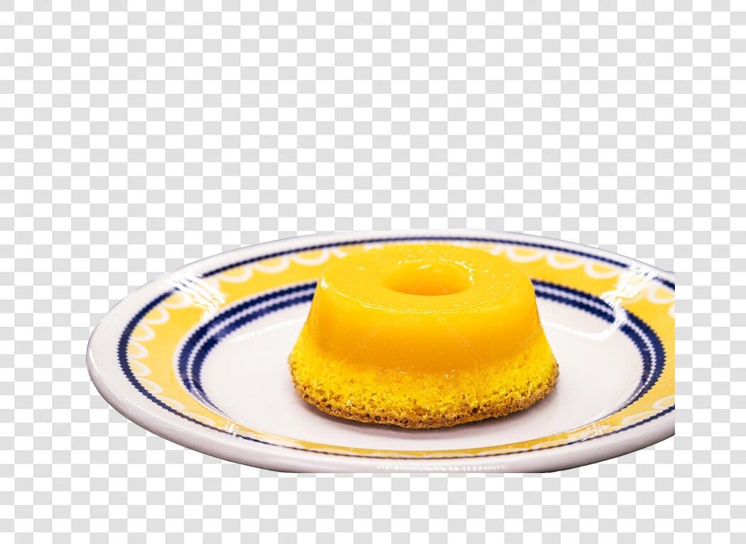 Doce Quindim sobre prato branco e amarelo PNG com fundo transparente