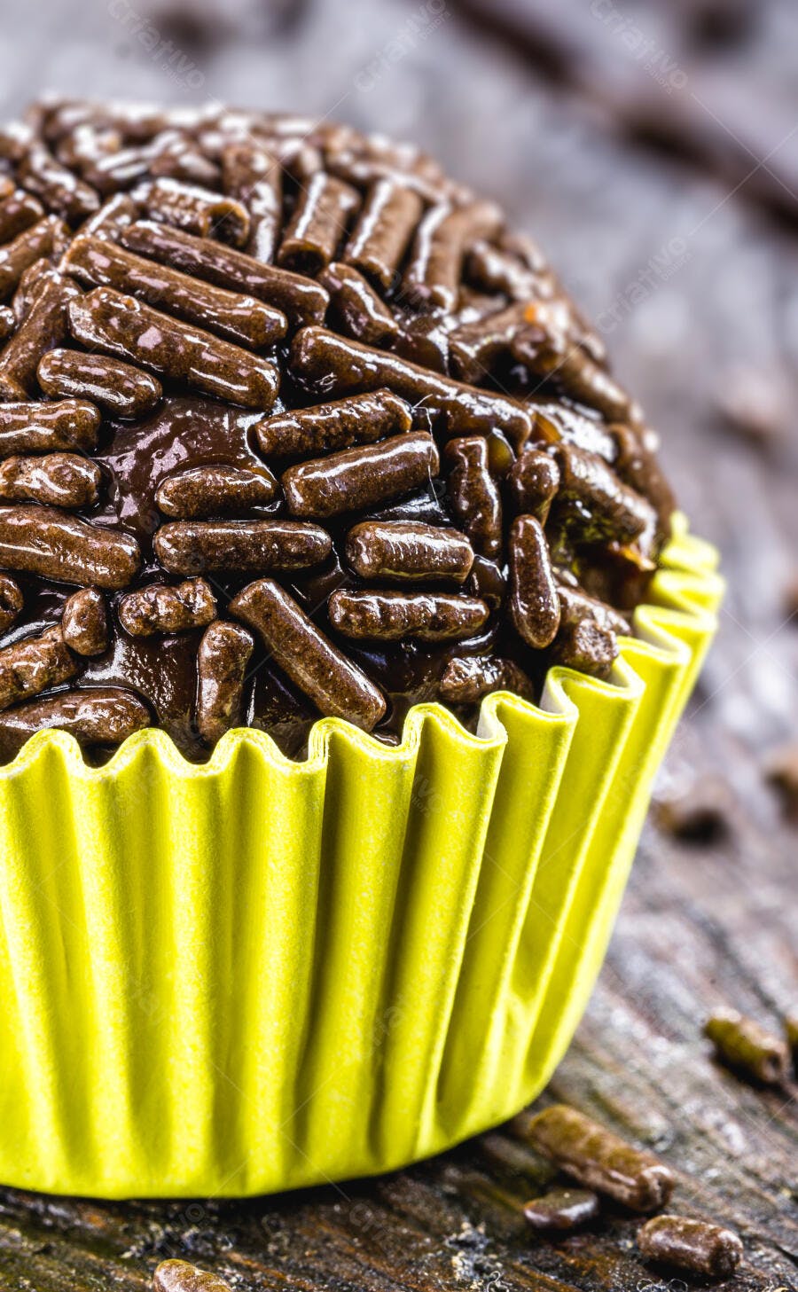 Brigadeiro tradicional com granulado de chocolate em forminha amarela