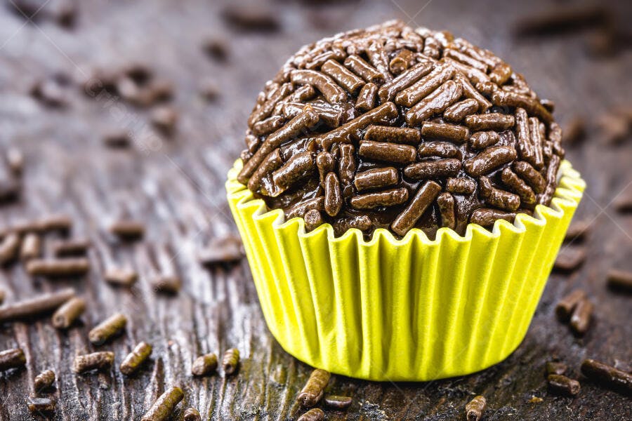 Brigadeiro brasileiro em forminha amarela com granulado de chocolate
