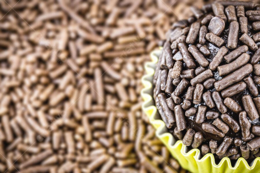 Brigadeiro brasileiro com granulado em forminha amarela doce de festa
