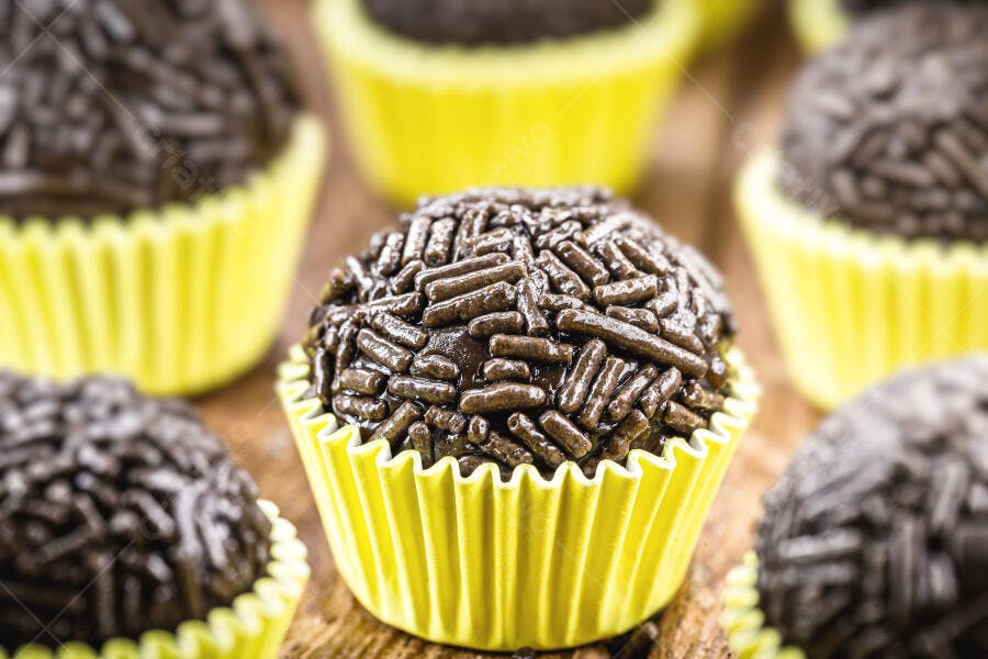 Brigadeiro brasileiro com granulado em forminha amarela doce de festa