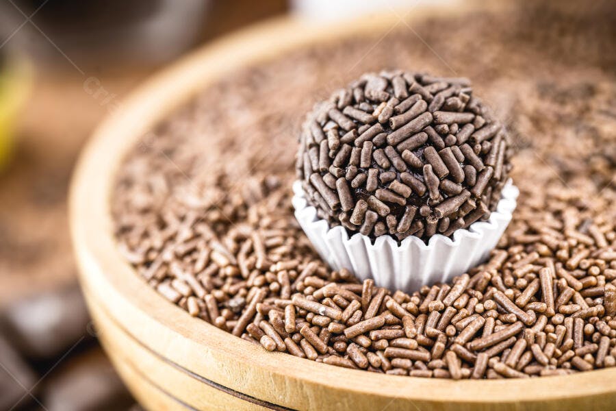 Brigadeiro brasileiro em tigela de madeira com granulado de chocolate