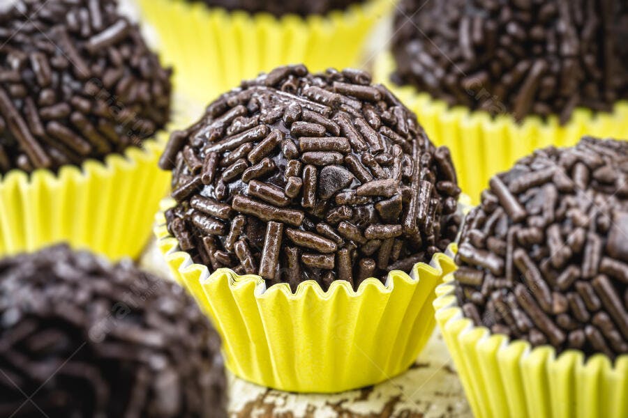 Brigadeiro brasileiro com granulado de chocolate em forminha amarela