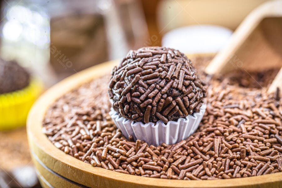 Brigadeiro de chocolate com granulado em tigela de madeira