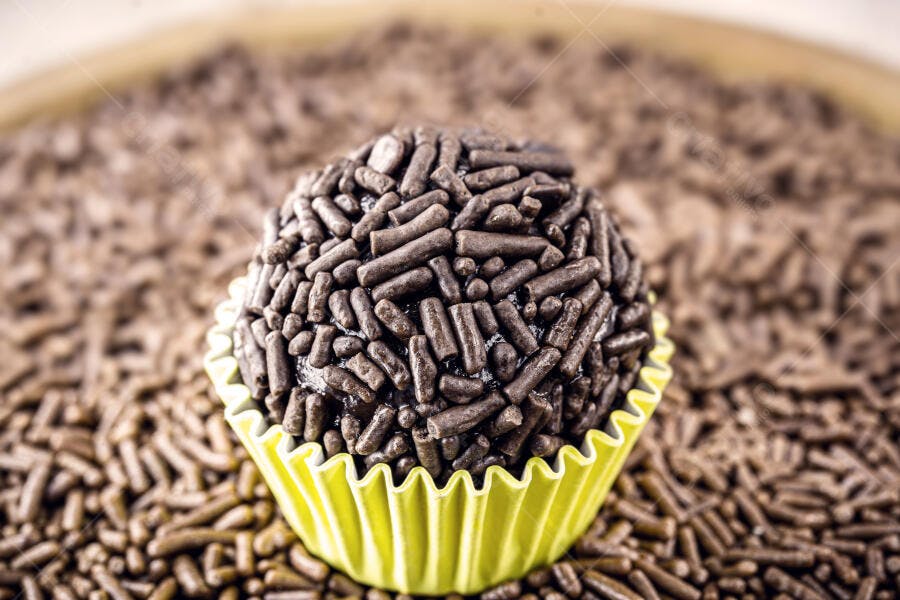 Brigadeiro de chocolate granulado em forminha amarela doce brasileiro