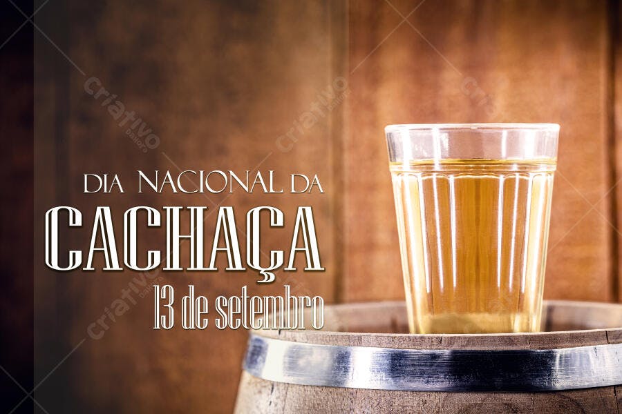 Cachaça em copo no barril de madeira Dia Nacional da Cachaça 13 de setembro