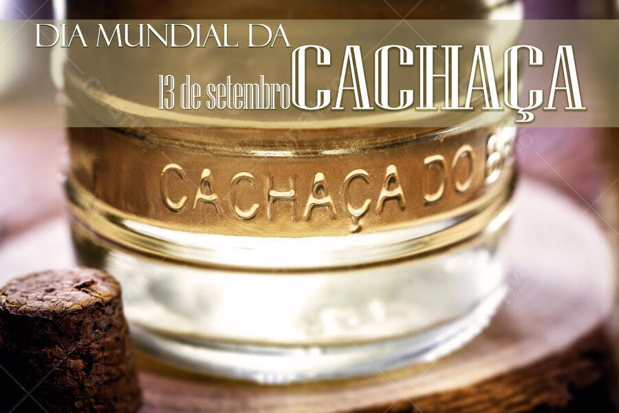 Cachaça dourada em copo com rolha em fundo de madeira para Dia Mundial 13 setembro