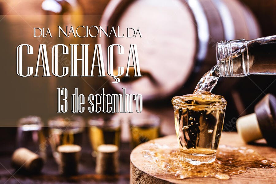Cachaça sendo derramada em copo de shot celebrando Dia Nacional 13 de setembro