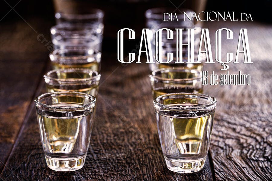 Cachaça em copos shot na mesa de madeira para o Dia Nacional da Cachaça 13 de setembro