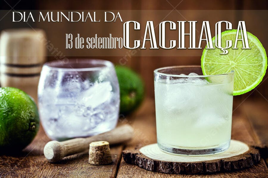 Caipirinha de cachaça com limão e gelo em bancada de madeira 13 de setembro