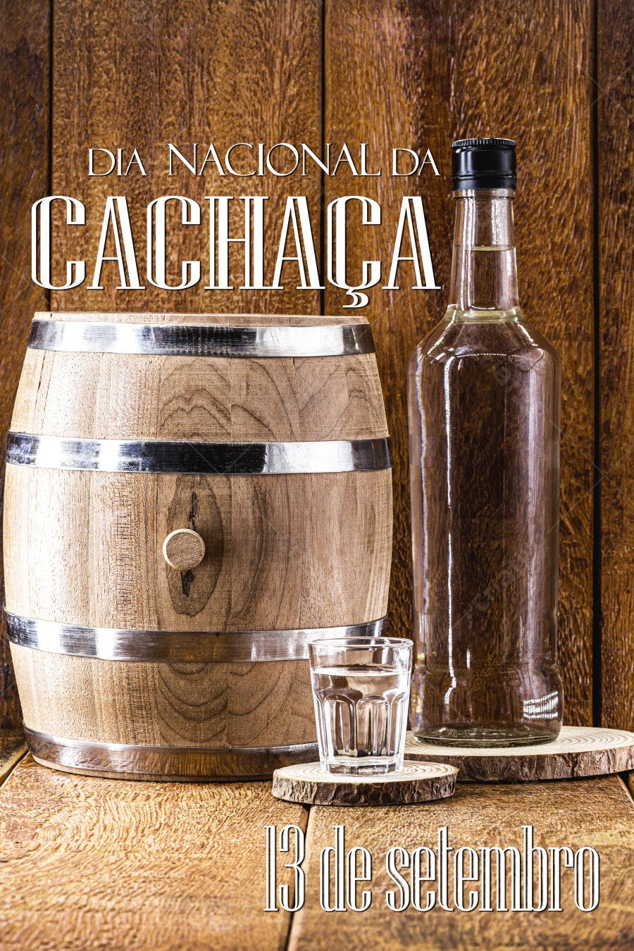 Cachaça artesanal em barril de madeira e garrafa para Dia Nacional da Cachaça 13 de setembro