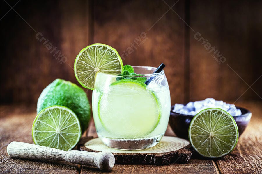 Caipirinha refrescante com limão e gelo em mesa de madeira rústica