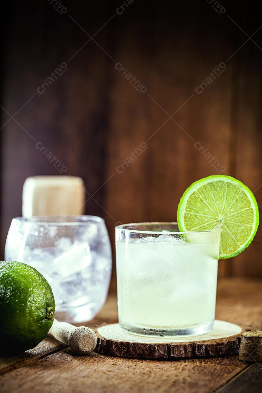 Caipirinha refrescante com limão e gelo em mesa rústica de madeira