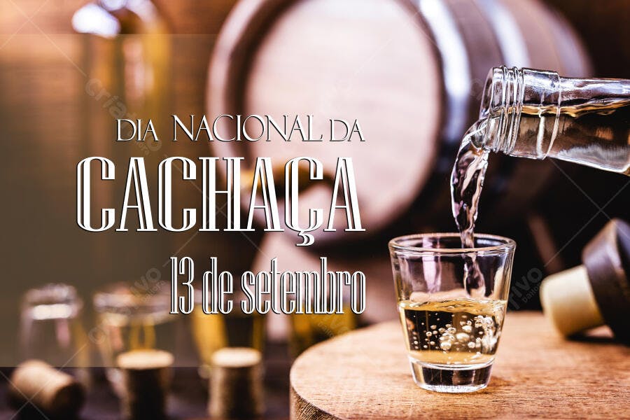 Cachaça dourada sendo servida em copo shot Dia Nacional 13 de setembro