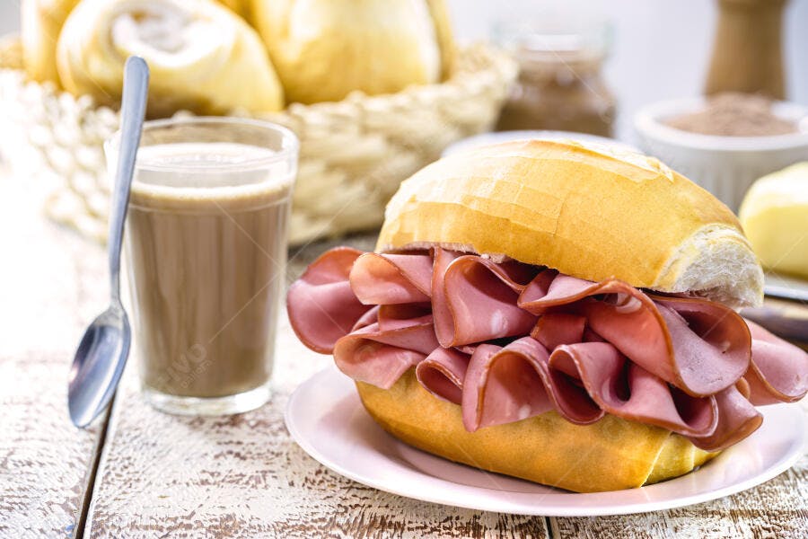 Sanduíche de mortadela com pão francês café da manhã tradicional