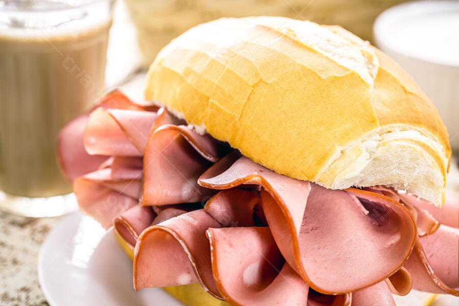 Sanduíche de mortadela com pão francês dourado e café com leite lanche matinal