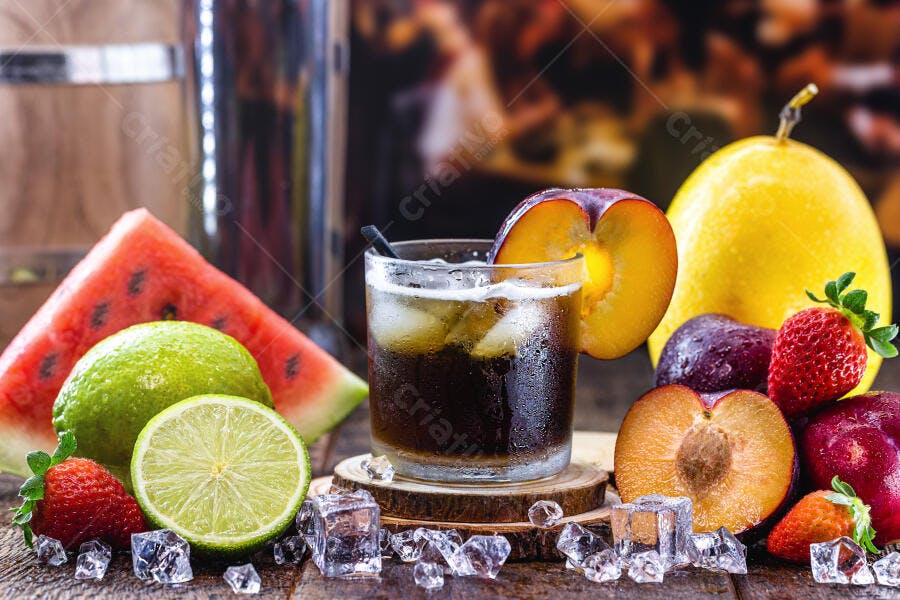 Bebida refrescante com frutas tropicais e gelo em mesa de madeira