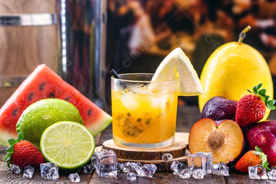 Cachaça de maracujá com frutas frescas variadas limão morango melancia em mesa rústica