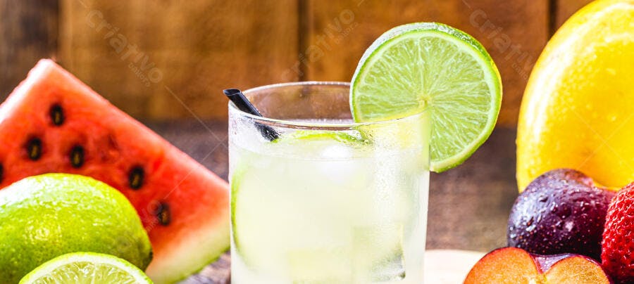 Bebida refrescante com limão e frutas frescas de verão