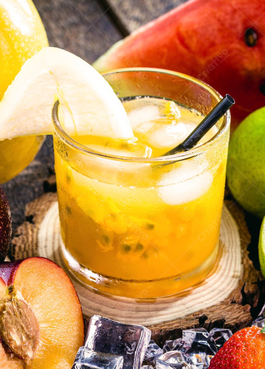 Caipirinha de maracujá amarela com frutas frescas variadas e gelo