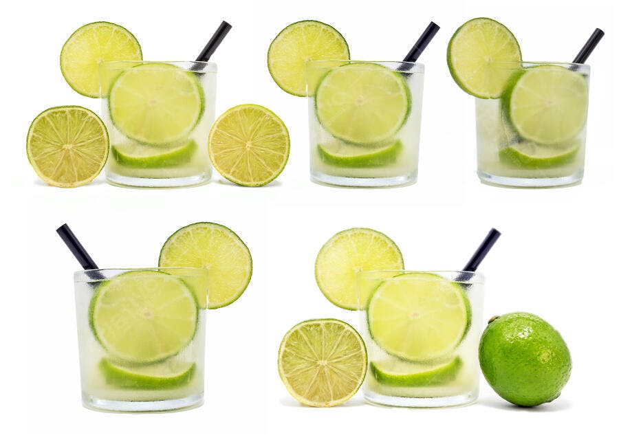 Caipirinhas com rodelas de limão e gelo em fundo branco de estúdio