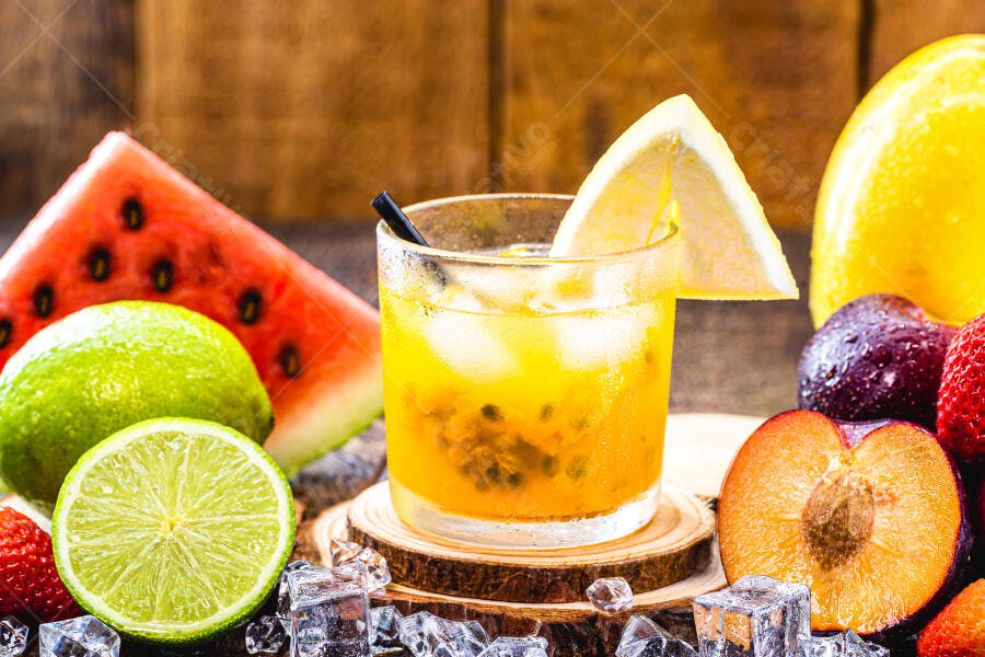 Coquetel refrescante de maracujá com frutas tropicais em fundo rústico